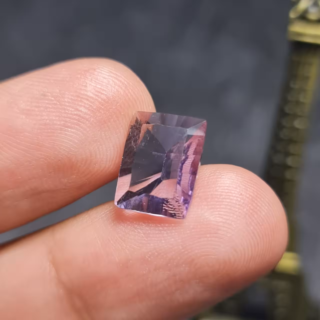 نگین فوق العاده زیبای سنگ آمیتیست اصل معدنی  با وزن 3 قیراط 
کد  27599