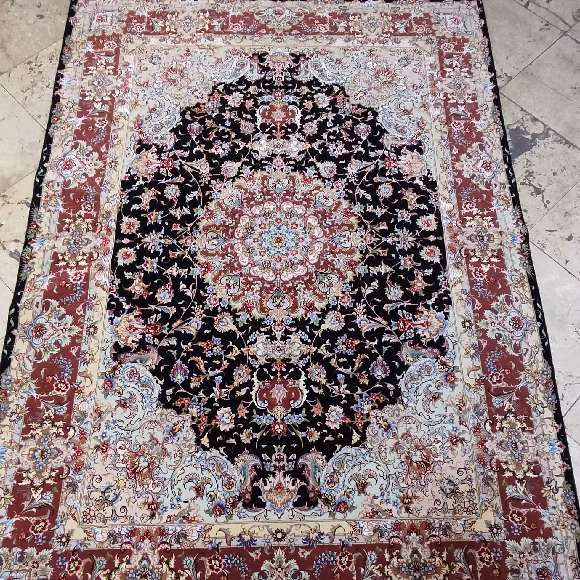 فرش دستبافت تک 3متری نقشه علیا مشکی حاشیه کتیبه ای چله و گل ابریشم 50رج 