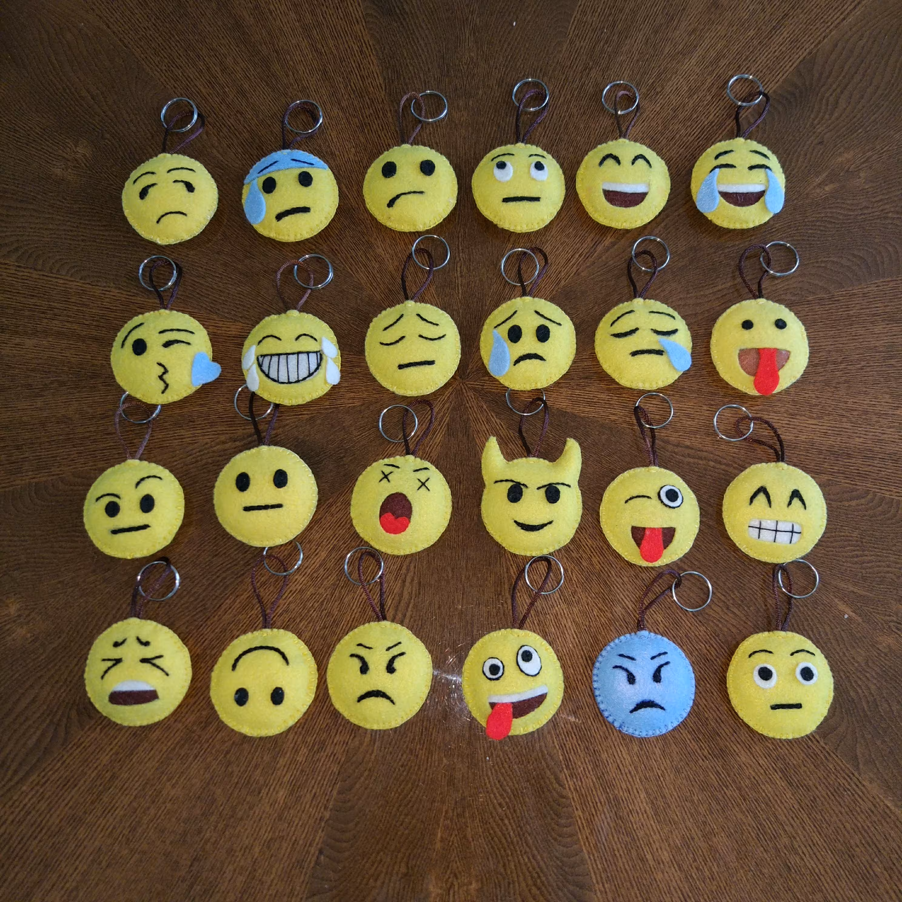 آویزهای نمدی دست دوز طرح ایموجی بسته 24 تایی