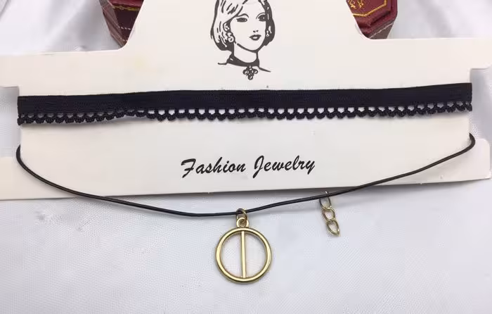 گردنبند چوکر پارچه و چرم با آویز گرد طلایی