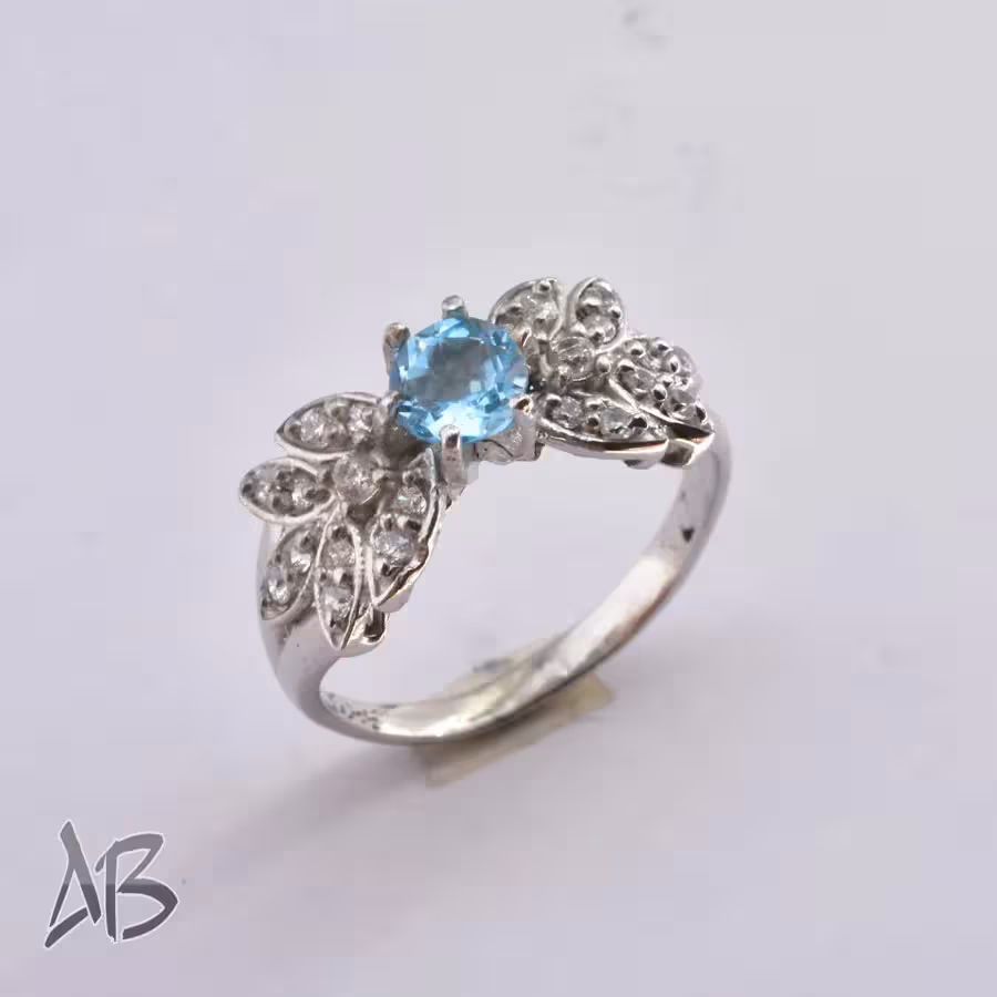 انگشتر نقره زنانه توپاز شفاف و رکاب طرح گلبرگ پرفروش آقابزرگ کد 376