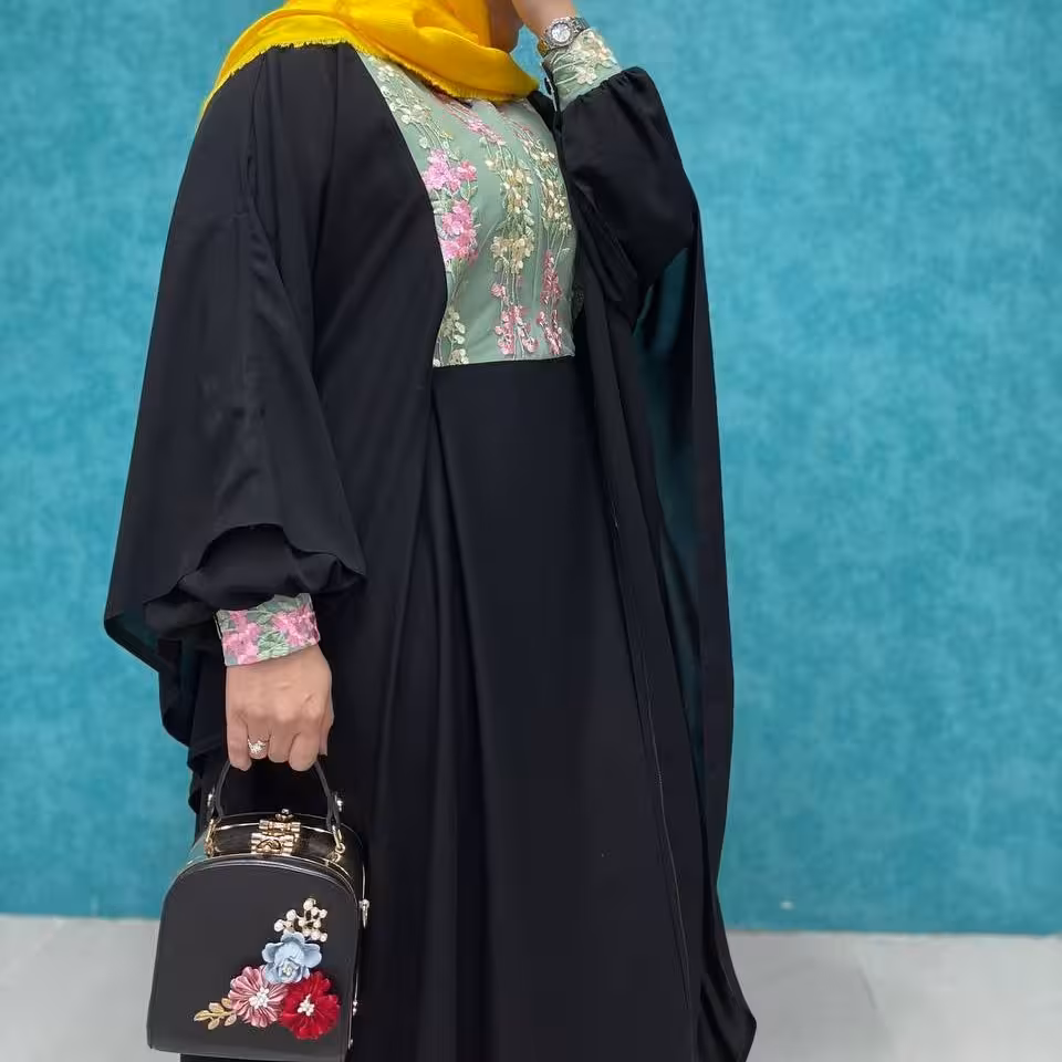 عبای زیبا مدل یاس جنس کرپ فلور جت بلک کاملا مشکی و بسیار سبک و ریزش دار