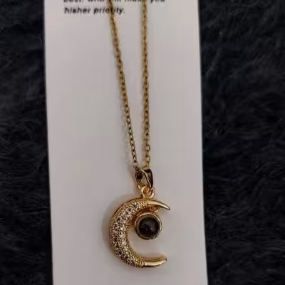 گردنبند ماه پرنگین طلایی مدل دوستت دارم