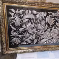 تابلو قلمزنی مسی طرح گل فرنگ با قاب کلاسیک طرح گل طلایی ضد خش سایز 67در117