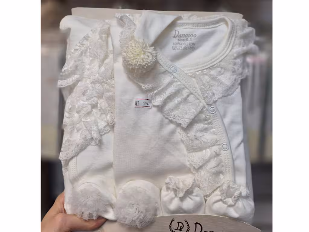 ست بیمارستانی 7 تکه نوزادی دخترانه رنگ شیری طرح snow white دانالو Danaloo