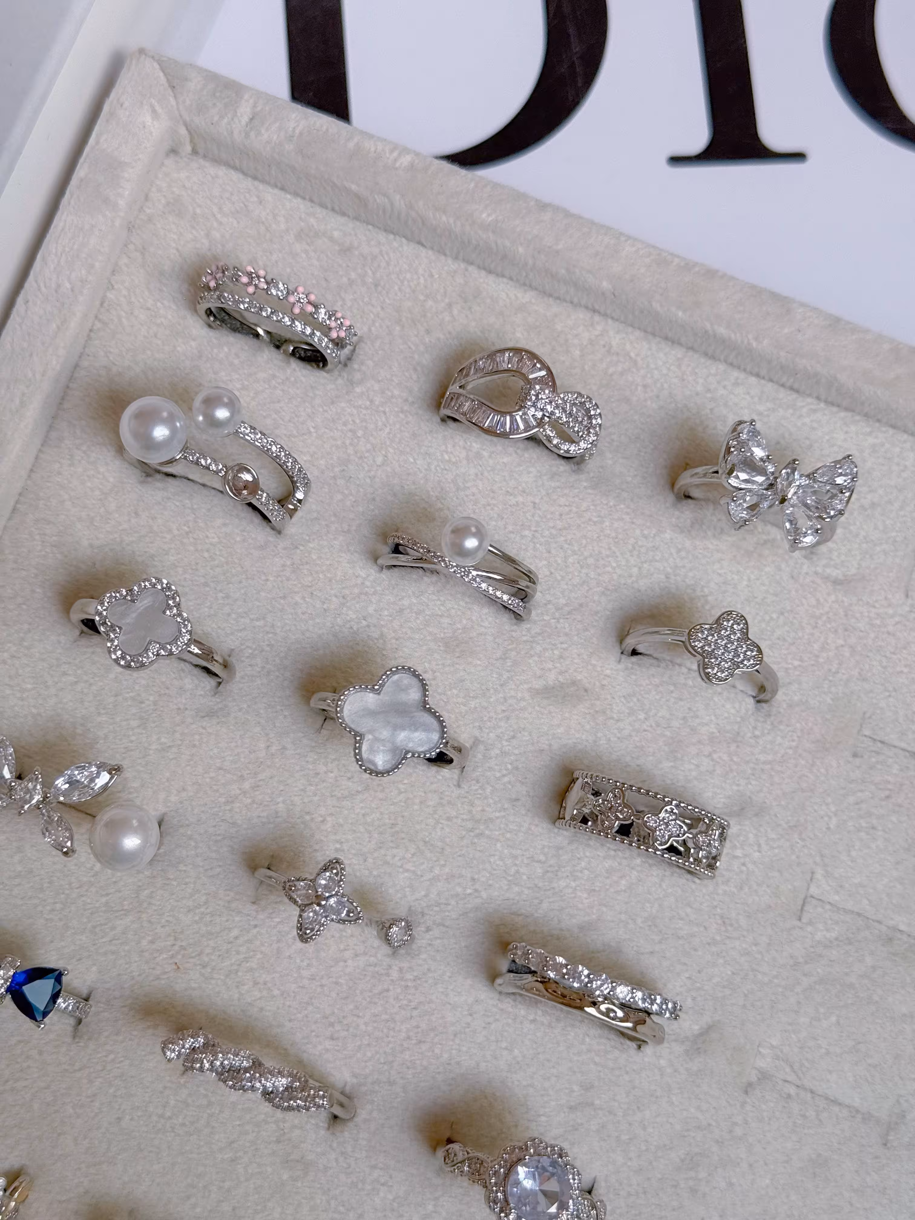 کالکشن انگشتر سیلور دخترانه1419 انگشتر/فری سایز/از پشت بازوبسته میشود و‌مناسب هرسایز انگشت/جنس ابکاری رادیوم قوی/وارداتی و باکیفیت/نگین مخراج کاری/ضدحساسیت/هرگونه بدلیجات از موادشوینده عطر ادکلن استخر عرق اسیدی دور باشند