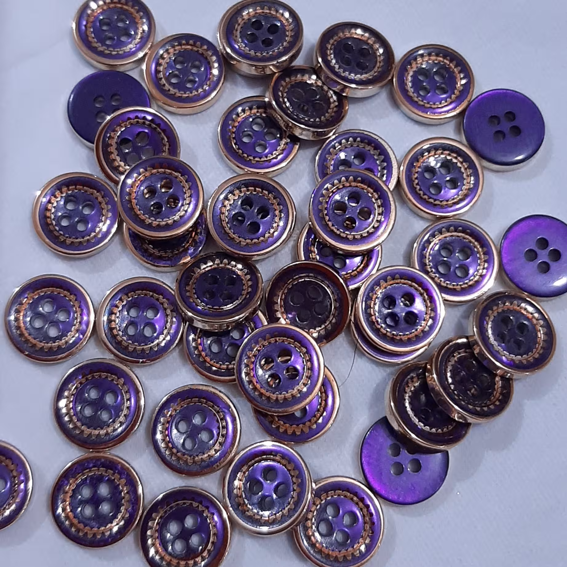 دکمه پیراهنی مردانه و پسرانه . دور فلزی . 