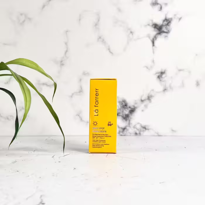 کرم ضد آفتاب SPF50 پوست خشک و معمولی لافارر ضد لک بی رنگ 40 میلی لیتر