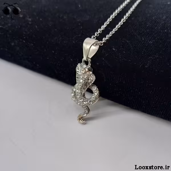 گردنبند طرح مار کبری نگین دار جذاب
