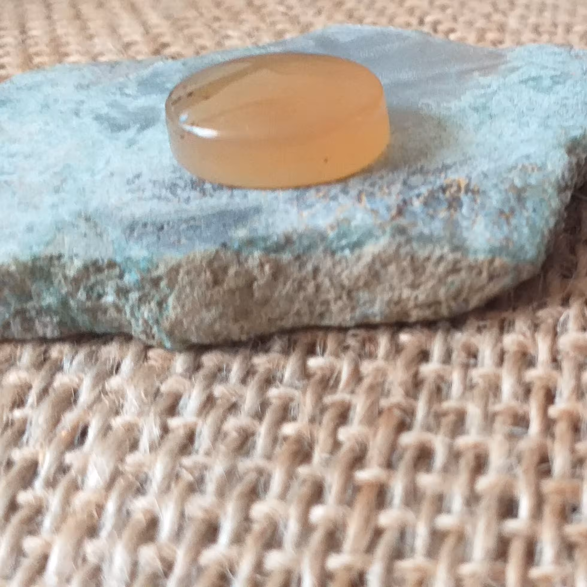 نگین عقیق عسلی معدنی