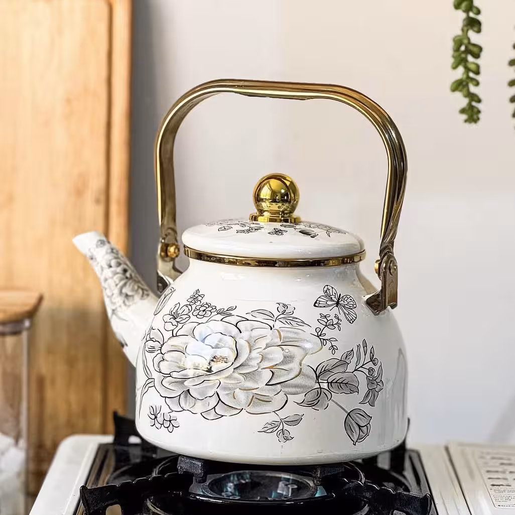 کتری لعابی دسته طلایی 2 لیتری رنگ سفید