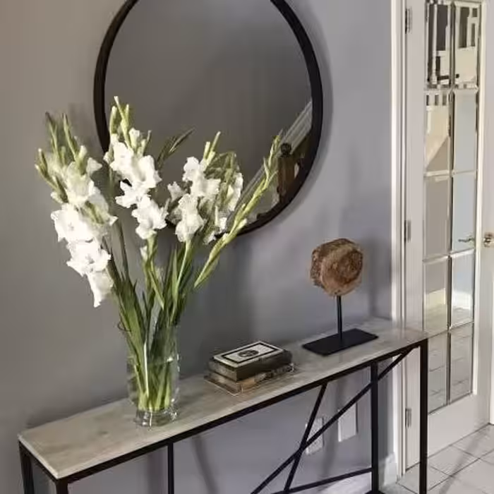 استند فلزی سفارشی کنار سالن مدرن(پسکرایه)