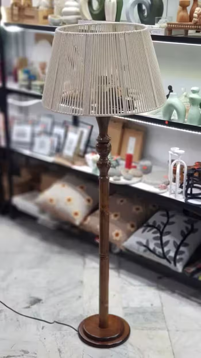 آباژور کنار سالنی پایه خراطی چوبی