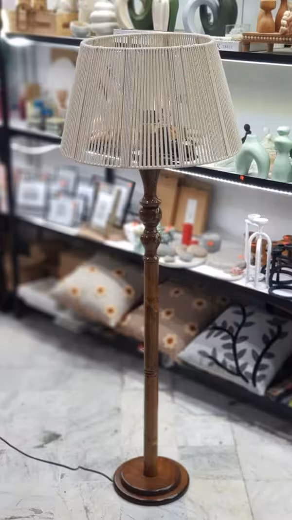 آباژور کنار سالنی پایه خراطی چوبی