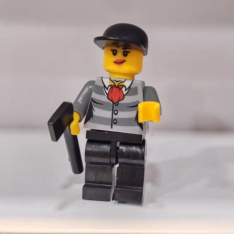 لگو مینی فیگور تکی شخصیت زن لباس راه راه تبر به دست وارداتی بدون جعبه باز شده ارتفاع 4 سانت