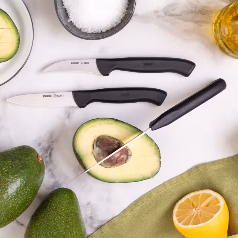 ست چاقوی سبزیجات روزمره Pirge مدل Ecco | شامل 3 عدد چاقوی تخصصی برای پوست‌ گیری، خرد کردن و برش | تیغه‌ فولادی ضدزنگ با کربن بالا | طراحی اولُک‌ دار برای کاهش چسبندگی | فرآیند حرارتی انجمادی برای افزایش سختی | دسته‌ ارگونومیک از پلاستیک PP تزریقی | سبک و خوش‌ دست | مناسب برای استفاده خانگی و حرفه‌ای