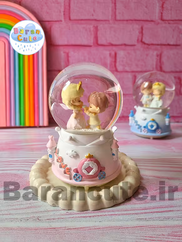 گوی موزیکال برفی چراغ دار (سایز متوسط) طرح پرنس و پرنسس صورتی