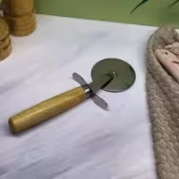 پیتزا بر دسته چوبی