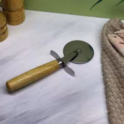 پیتزا بر دسته چوبی