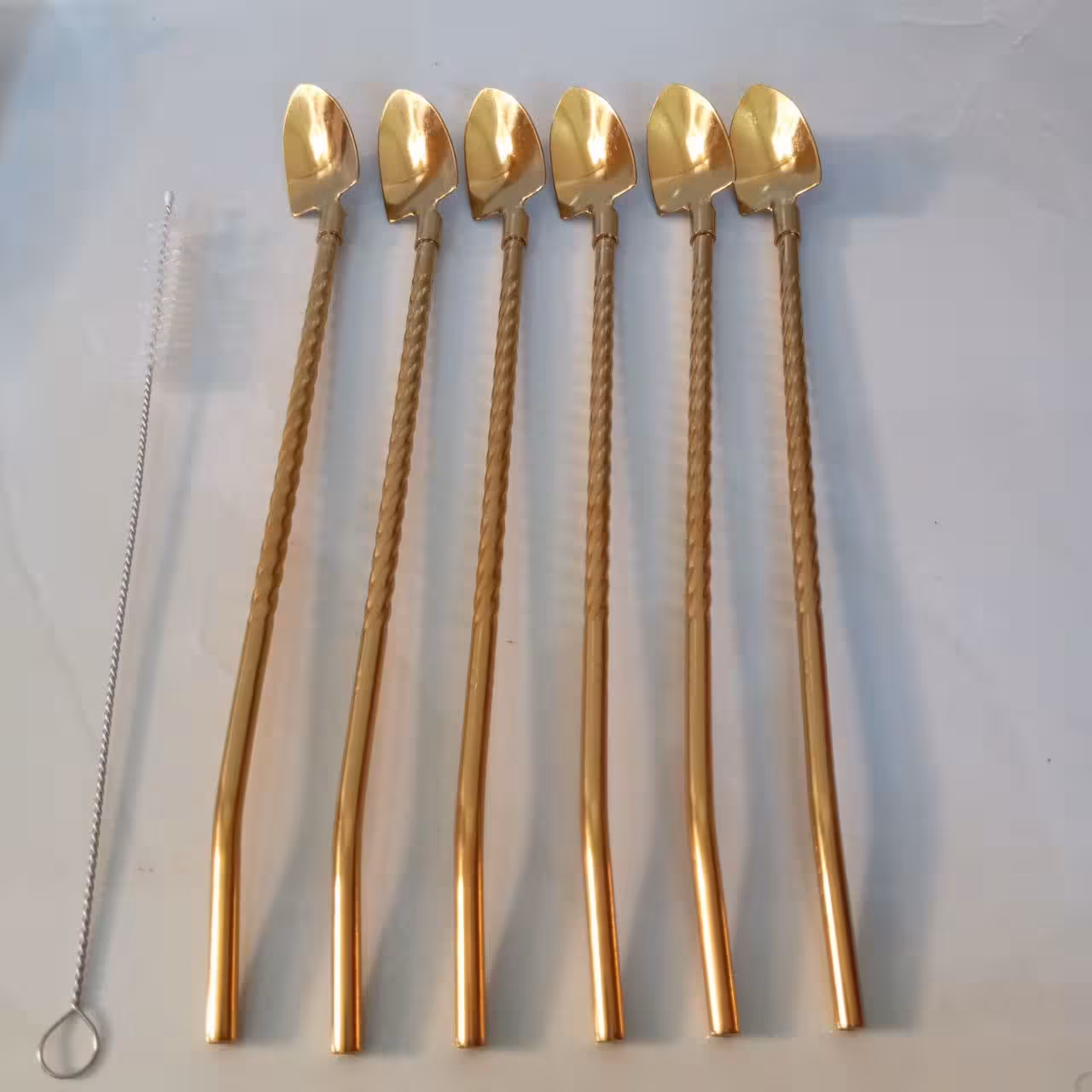 قاشق شربت خوری نی دار استیل نگیر طلایی مارک یونیک لایف طرح پیچ پیچی بسته شش عددی با فرچه(قاشق نی دار)(نی قاشق ) حراج شد 