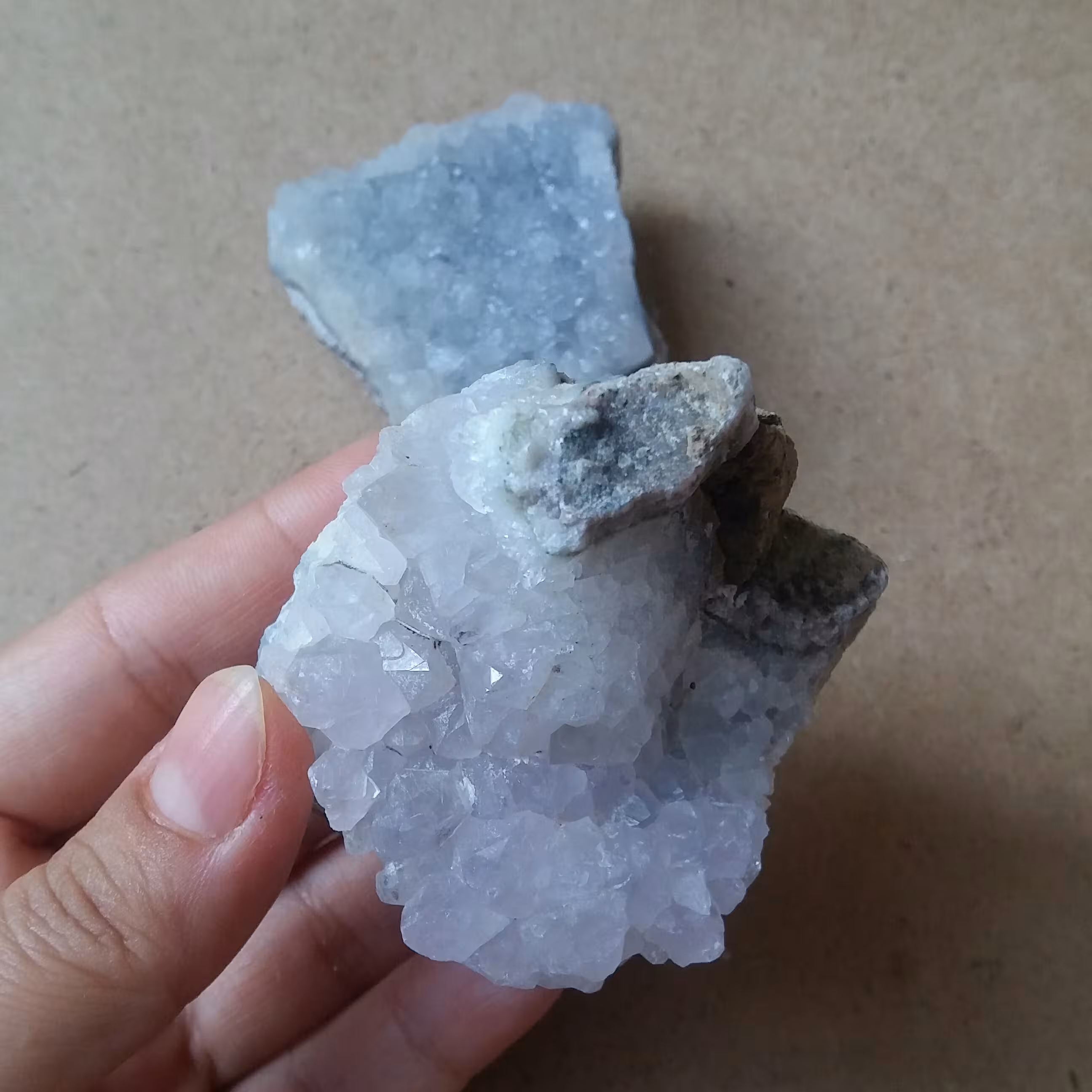 سنگ آمیتیست اصل با بلورهای درخشان ارامش بخش با خواص بسیار مناسب دکور و ویترین طول سنگ 4.3 و 4.7 سانته