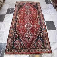 فرش دستباف شيراز طرح 5 ترنج سایز پرده اي رنگ زمینه لاكي رنگ حاشیه كرم کد 38620
