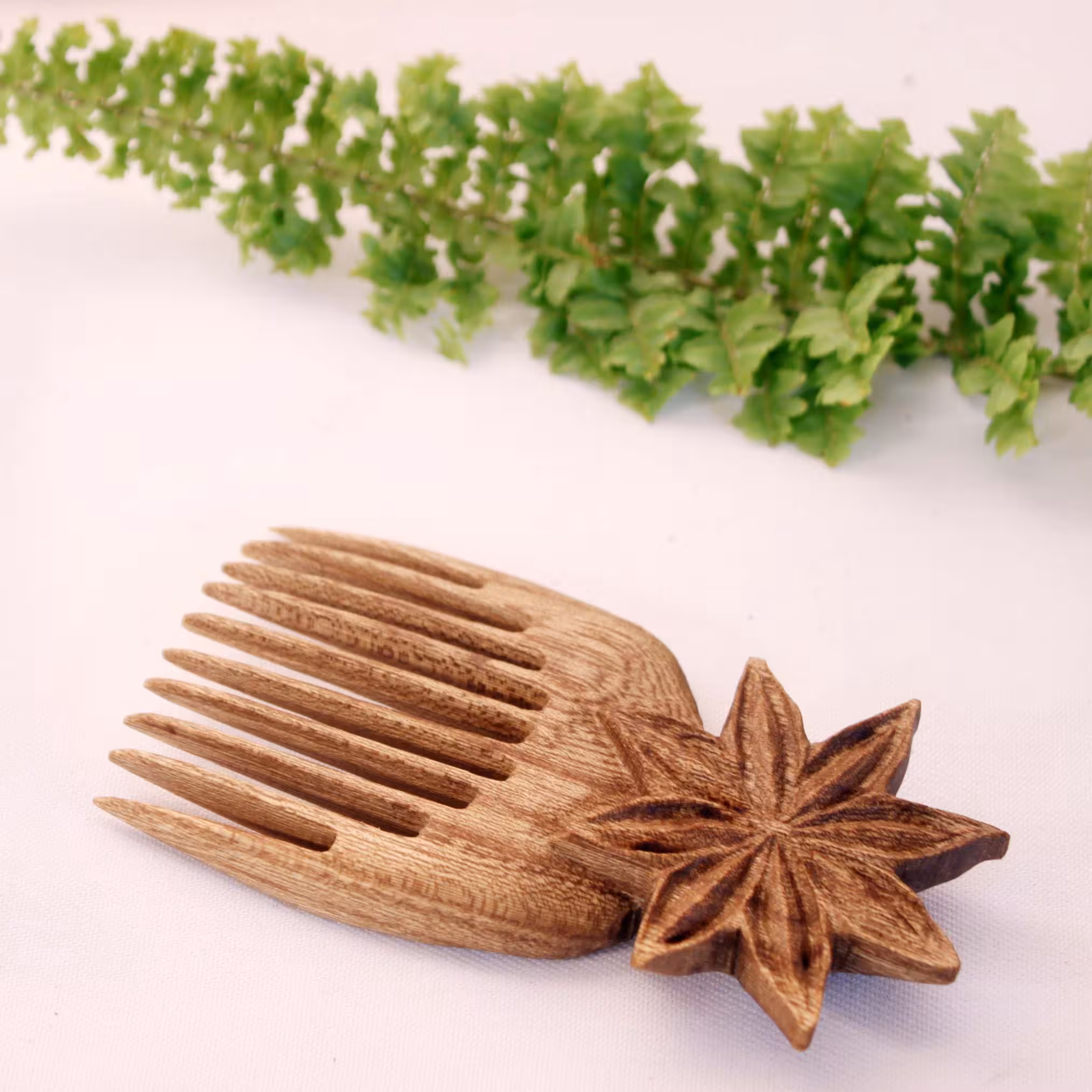 شانه دستساز چوبی طرح بادیان ختایی کد 102507