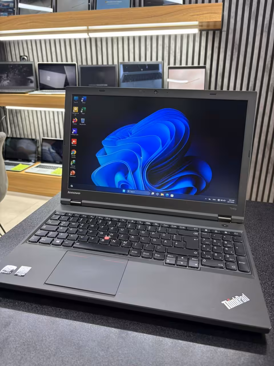 لپ تاپ لنوو مدل T540p با پردازنده Core i5 و حافظه 8 گیگابایت و SSD 256 گیگابایت