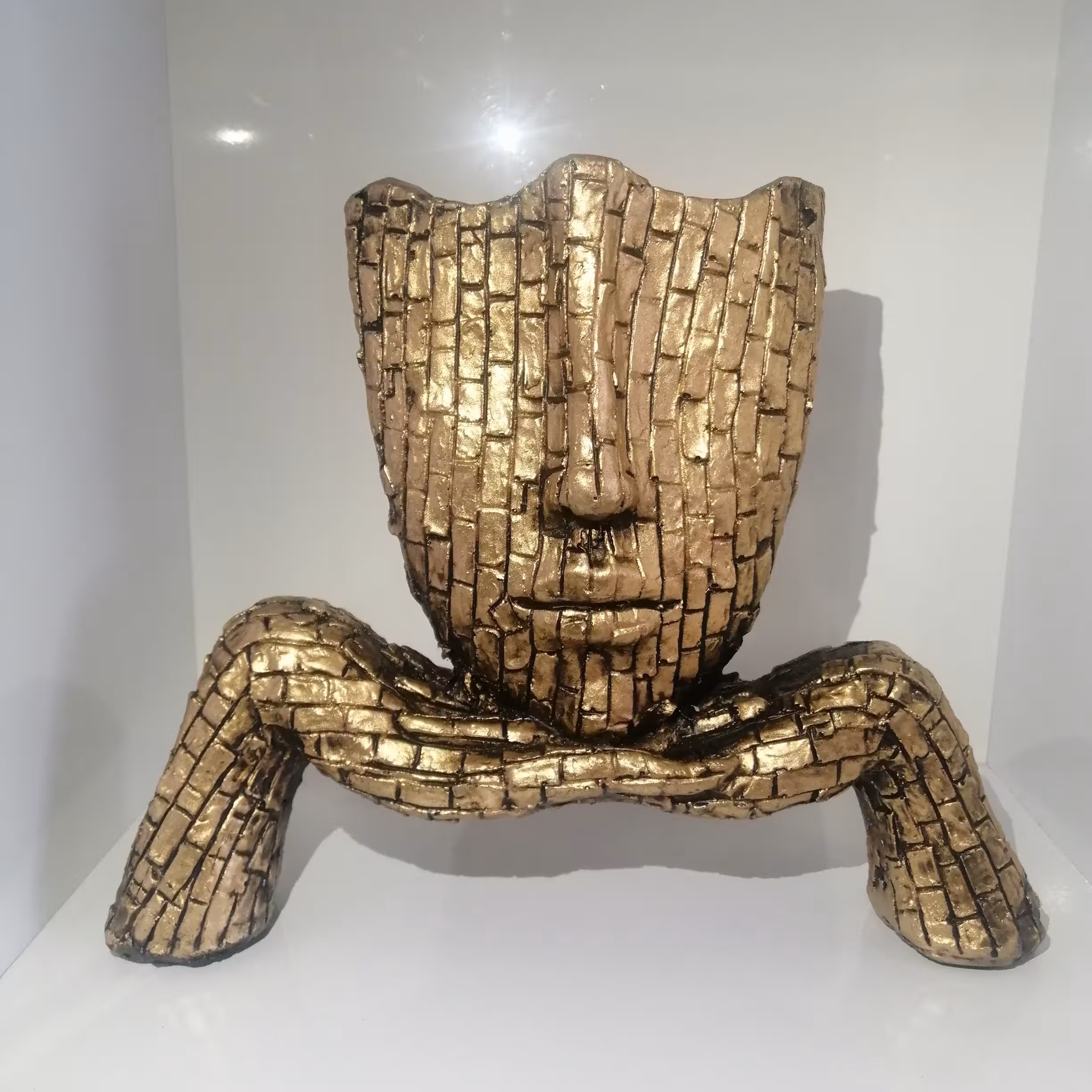 مجسمه و تندیس طرح تفکر پلی استری رنگ ثابت طلایی موجود است