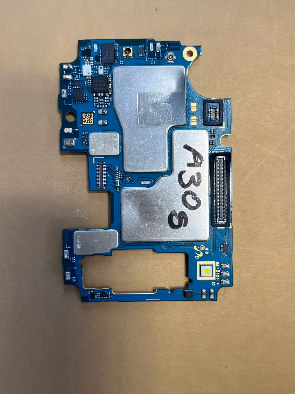 برد گوشی موبایل سامسونگ Samsung SM-A30S مدل SAMSUNG Galaxy A30S (کارکرده) تمام فابریک روشن داخل شبکه و قابل استفاده منو فارسی (بدون تعمیرشدگی) حافظه داخلی 128 گیگابایت, 8 RAM گیگابایت *** تمام فابریک *** “اصالت کالا”:”اورجینال” وضعیت ریجستری” ریجستر و داخل شبکه” و قابل استفاده *** 2 سیمکارت *** وضعیت سفید ***