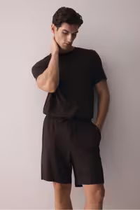 ست پیژامه مردانه لباس خواب JARSE با T SHIRT و شورت تنظیم شده است H&M