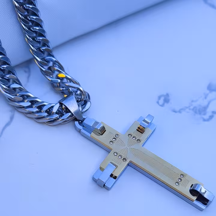 صلیب دو رنگ استیل همراه زنجیر 8 میل نقره ای