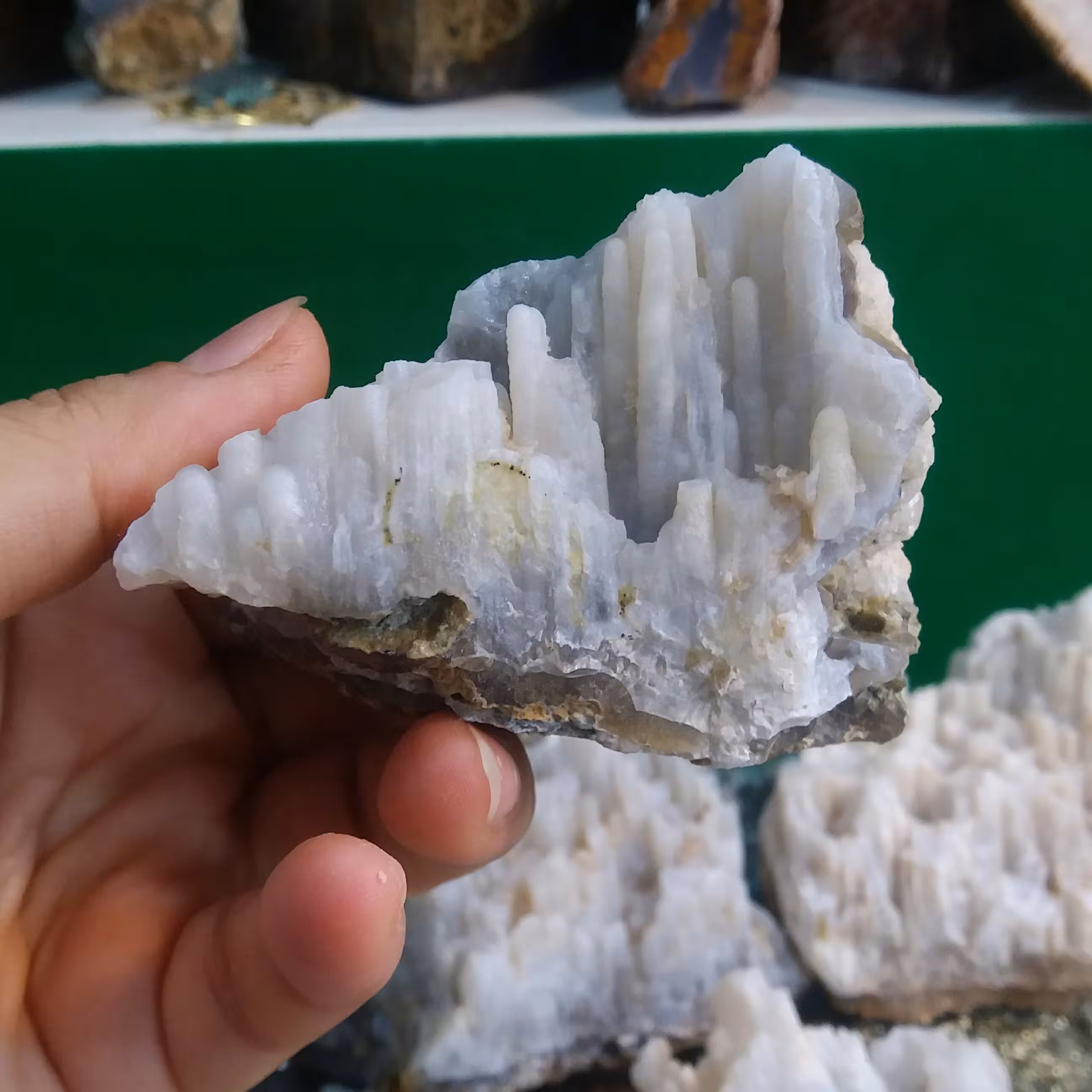 سنگ عقیق  اصل قندیلی معدنی و اصل قندیلهای سفید بر بستر عقیق شفاف 