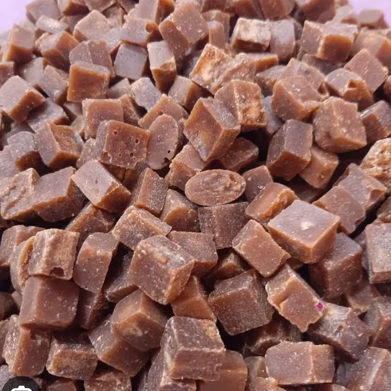 قند قهوه ای نیشکر تازه و نرم درجه 1 پخت عالی، دیابت، مغذی استخوان ساز با بسته بندی شکیل نیم کیلویی | amazonchi