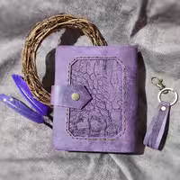 ست کلاسور چرمی و جاکلیدی، چرم گاوی افکتی کریزی بنفش، 16/5 در 12 به همراه صد برگ کاغذ خطدار نخودی رنگ، دوو به چرمی برای زیر و روی کاغذها، جاکلیدی چرمی