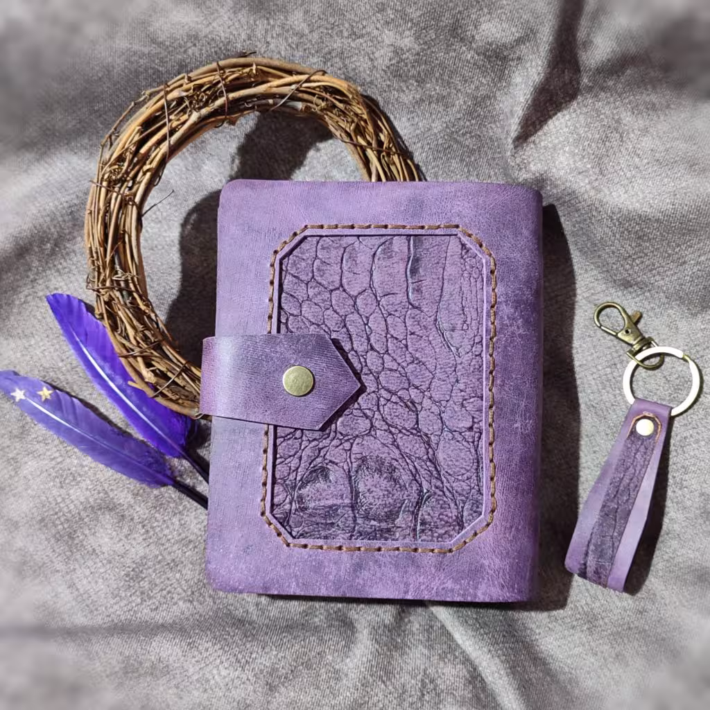 ست کلاسور چرمی و جاکلیدی، چرم گاوی افکتی کریزی بنفش، 16/5 در 12 به همراه صد برگ کاغذ خطدار نخودی رنگ، دوو به چرمی برای زیر و روی کاغذها، جاکلیدی چرمی