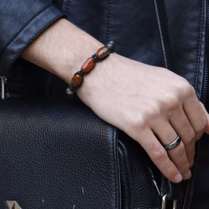 دستبند سنگ خون تراش نامنظم با بافت چرم مصنوعی