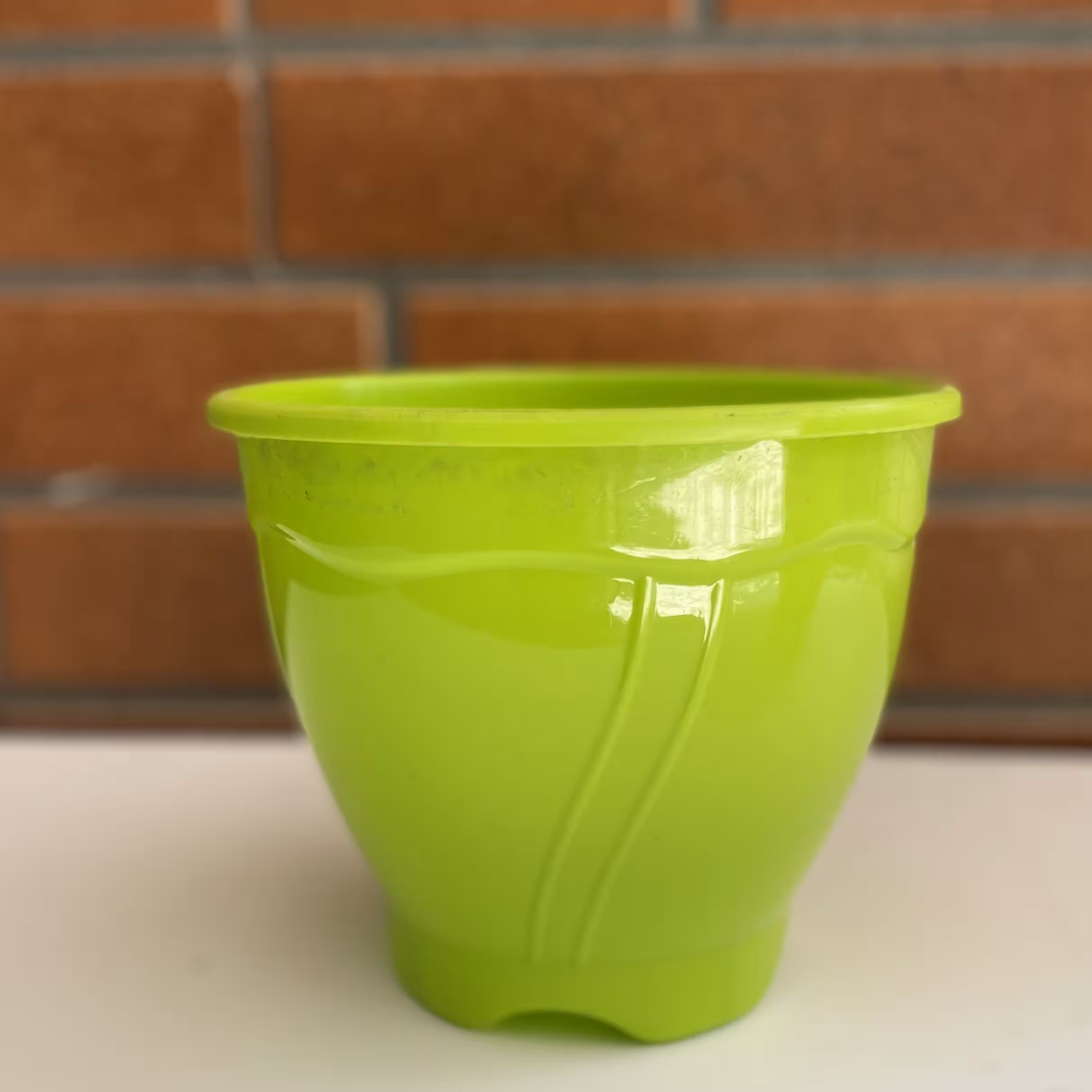 گلدان پلاستیکی مواد نو تنوع رنگ سبز سفید و خاکستری ارتفاع14 دهانه16 سایز متوسط مورد استفاده معمول گلهای آپارتمانی