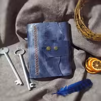 مینی کلاسور با چرم گاوی افکتی کریزی ، رنگ سورمه ای روشن ، 17 در 12، دارای جیب و جای کارت ، به ه