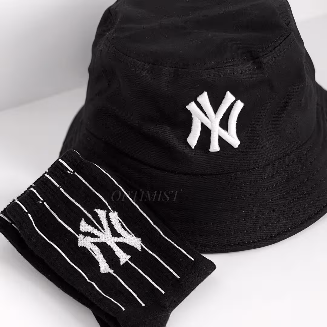 ست NY جوراب ساقدار و کلاه باکت زمینه مشکی