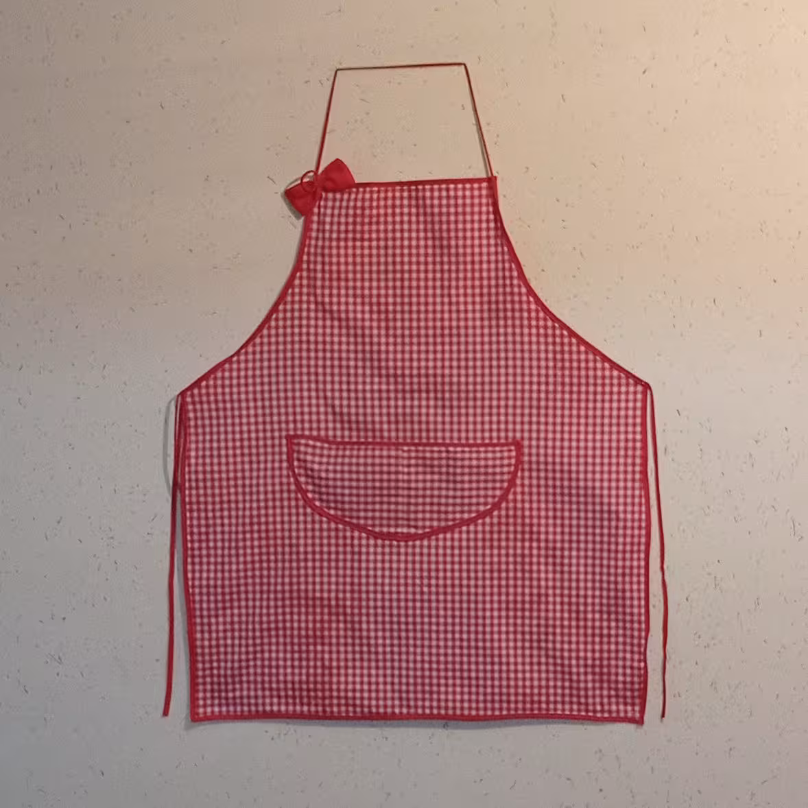 پیشبند آشپزخانه قرمز چارخانه