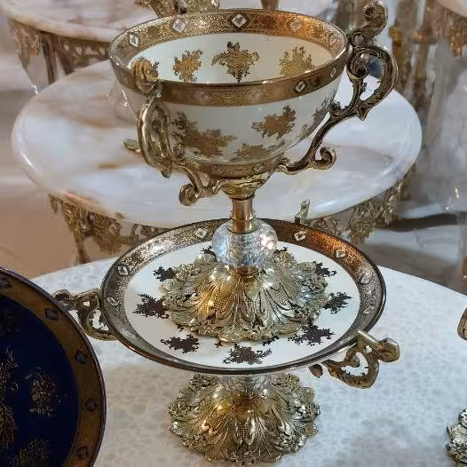 کاسه بشقاب چینی پایه برنزی  در دورنگ سرمه ایی و کرم