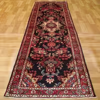 فرش دستباف لاله جين همدان طرح لچک و ترنج سایز كناره رنگ زمینه سرمه اي رنگ حاشیه لاكي کد 40000