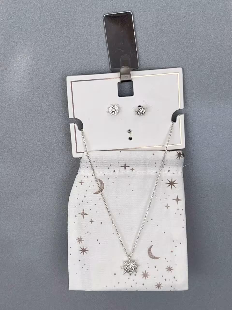 نیم‌ ست نقره‌ ای با طرح خورشید نگیندار