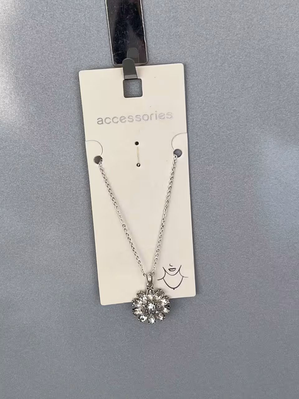 گردنبند نقره‌ ای با آویز شکوفه گل