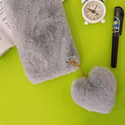 کاور طرح دخترانه مدل خزدار پشمالو مناسب برای گوشی موبایل سامسونگ Galaxy J4 Core  به همراه آویز