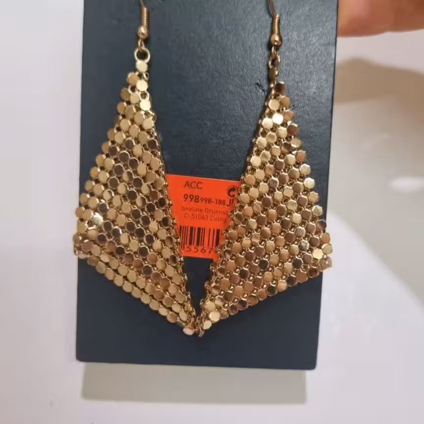 گوشواره پرچمی طلایی رنگ مجلسی بسیار زیبا حدودا هفت سانته مناسب هدیه بارکد اسکن دار بسیار زیبا در گوش