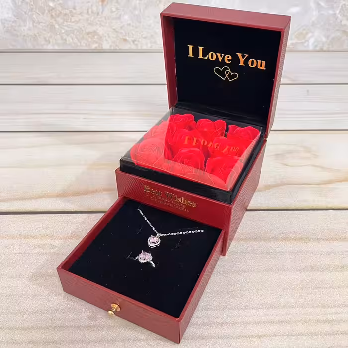 باکس گل سورپرایزی پارمیس  محتویات  .ست گردنبندو انگشتر (جنس زنجیر استیل مابقی موارد مس ابکاری شده،انگشتر قابل تنظیم سایز)  جعبه هدیه گل دار(مصنوعی)