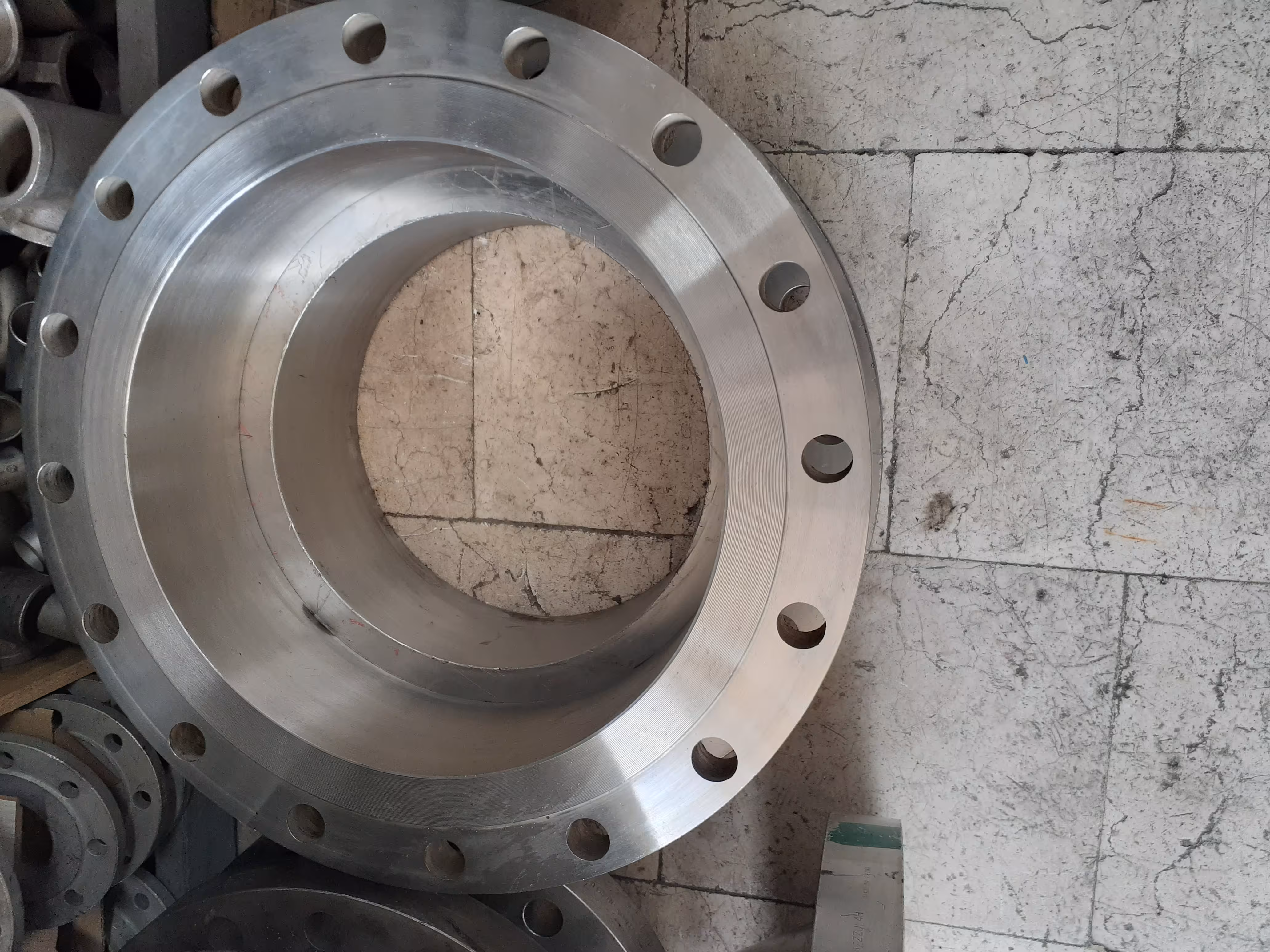 فلنج گلودار "18 ریس فیس کلاس 150 رده 10   B16  از جنس   A182/F304 F304L