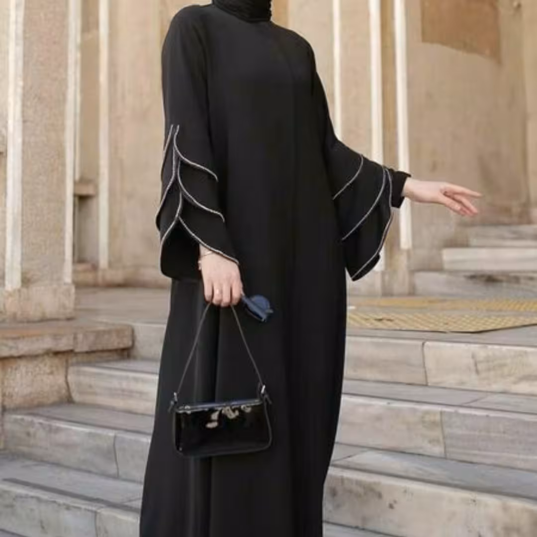 عبای راحیل یکی از پر کاربردترین عباهای مزون هست که فقط مخصوص عید طراحی و تولید شده و تا اول اسفند سفارش گرفته میشه